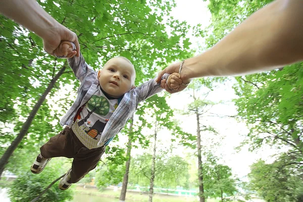 お父さんの公園で息子と遊ぶ — ストック写真