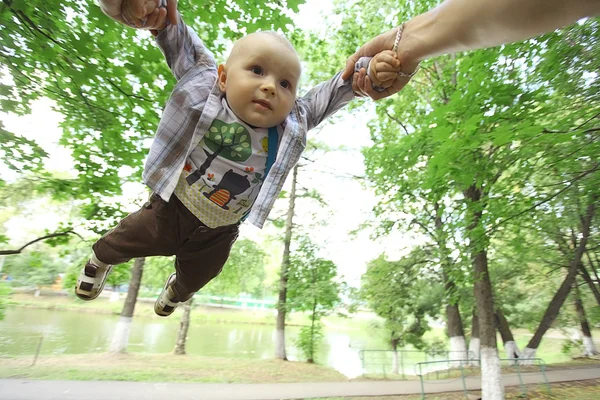 Tata gra z synem w parku — Zdjęcie stockowe