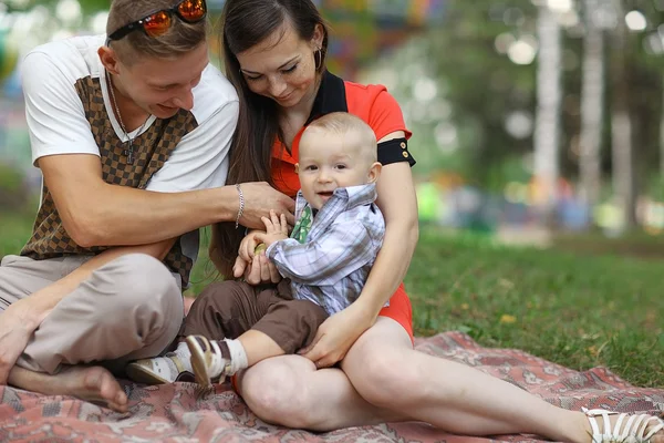 Familia joven con niño en el parque — Foto de Stock