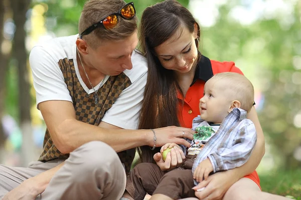 Familia joven con niño en el parque — Foto de Stock