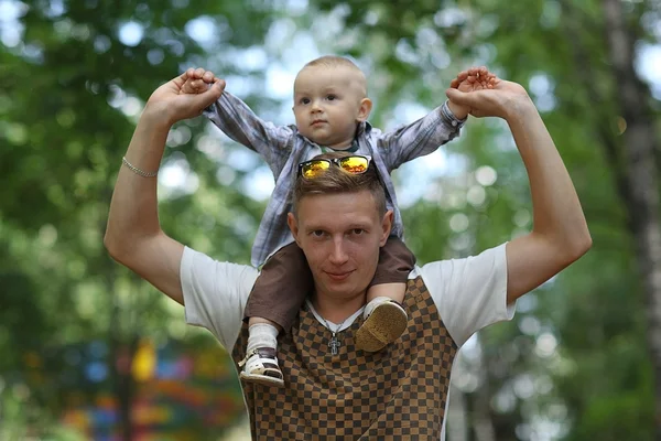 Junger Vater mit Kind — Stockfoto