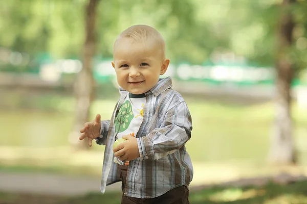 Niño en el parque — Foto de Stock