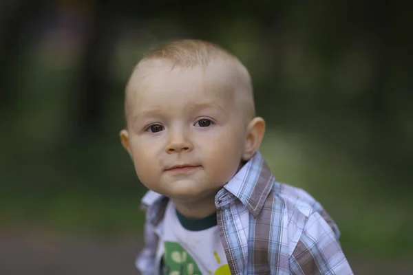 Μικρό αγόρι στο πάρκο — Φωτογραφία Αρχείου
