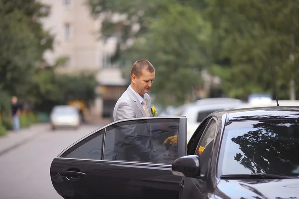 Brudgummen sitter i bilen — Stockfoto