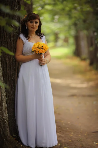 Bride walking in park — Stock Photo, Image