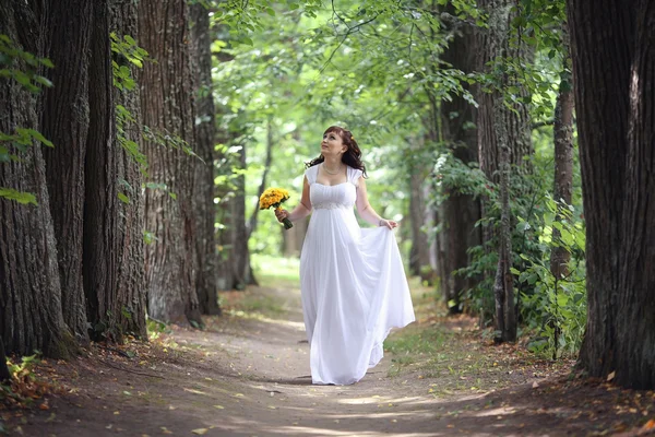 Passeggiata sposa nel parco — Foto Stock