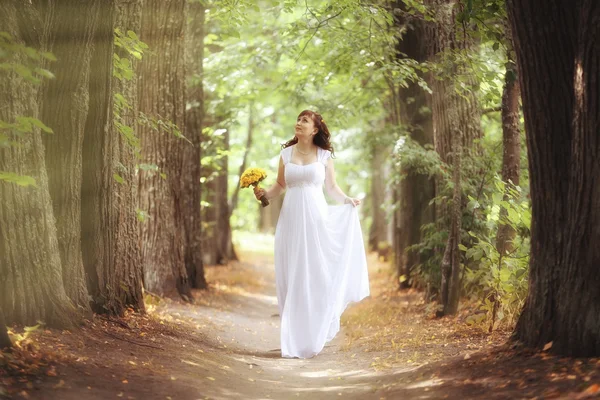 Bruid wandelen in het park — Stockfoto