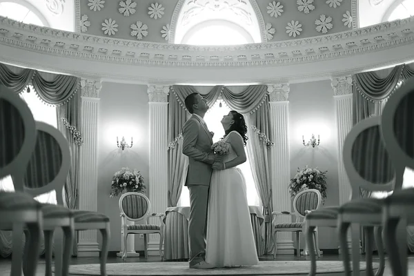 Bride and groom in a beautiful mansion — Stock Photo, Image