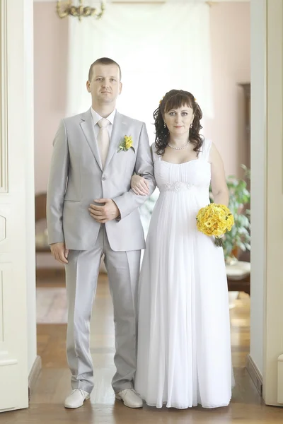 Bruden och brudgummen i en vacker herrgård — Stockfoto
