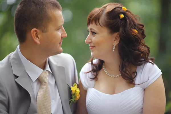 Bride and groom in park — Stock Photo, Image