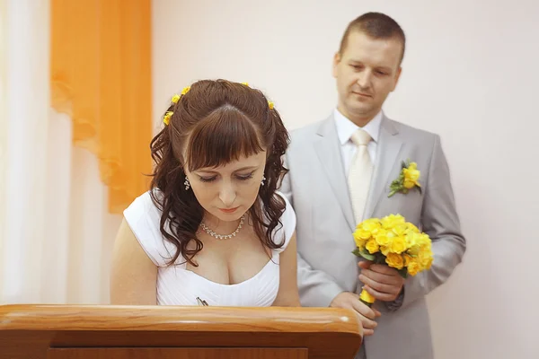 Novia y novio en la ceremonia de boda — Foto de Stock