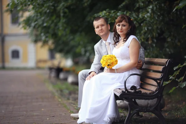 Νύφη και γαμπρός κάθεται στον πάγκο — Φωτογραφία Αρχείου