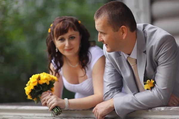 Novia y novio en paseo de boda — Foto de Stock