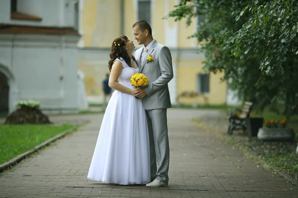 Sposa e sposo passeggiando nel parco — Foto Stock