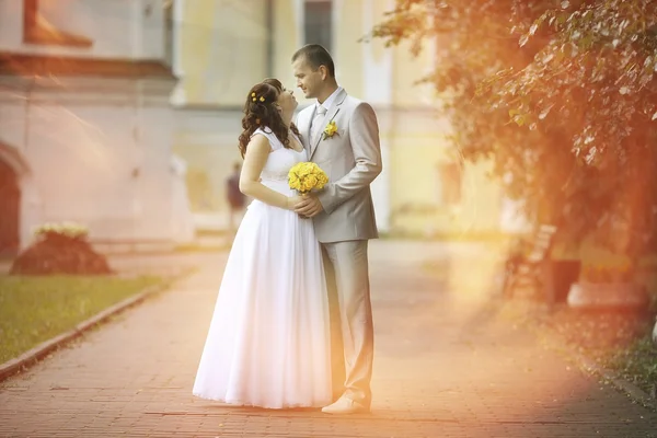 Brud och brudgum promenader i parken — Stockfoto