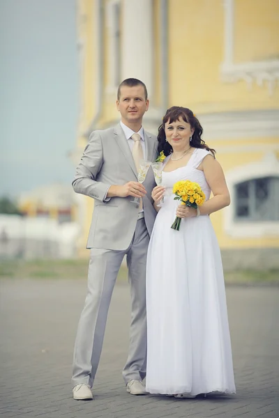 Bruid en bruidegom lopen op de stad — Stockfoto