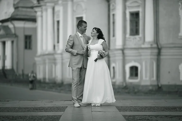 Bride and groom walking on the city — Stock Photo, Image