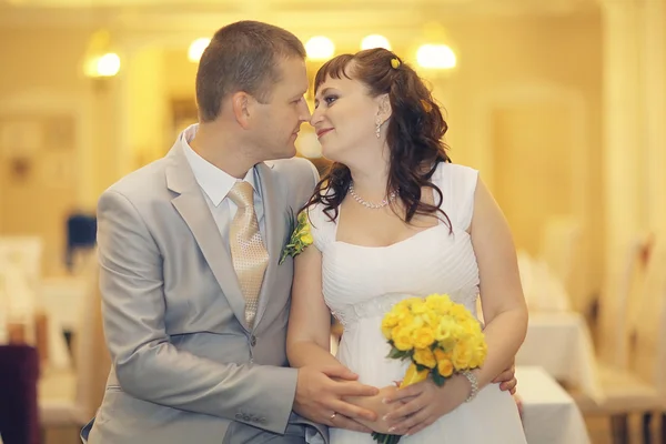 Bride and groom at rhe restaurant — Stock Photo, Image