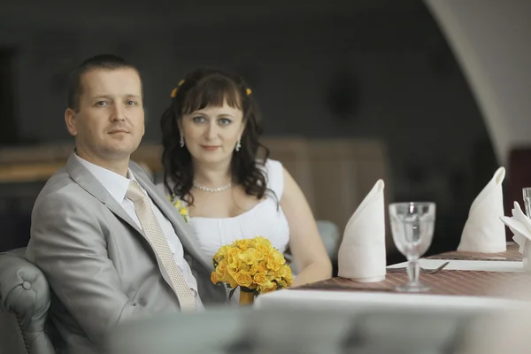 Bride and groom at rhe restaurant — Stock Photo, Image