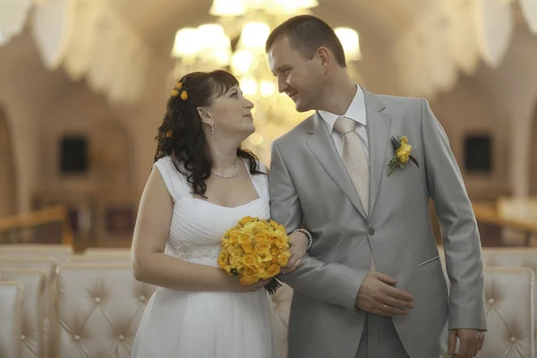 Bruid en bruidegom op rhe restaurant — Stockfoto