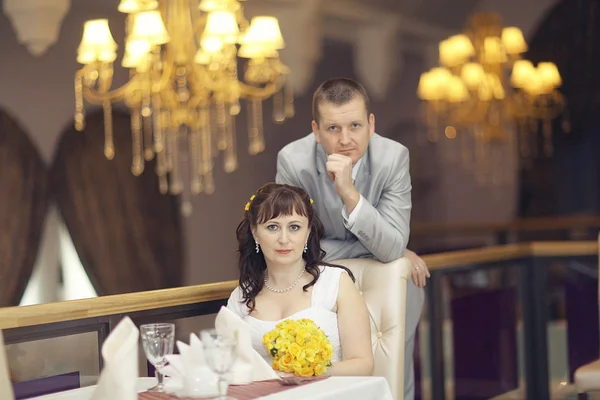 Nevěsta a ženich v restauraci rhe — Stock fotografie