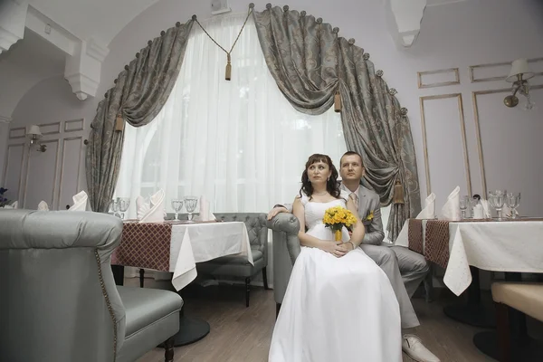 Bruden och brudgummen på rhe restaurang — Stockfoto