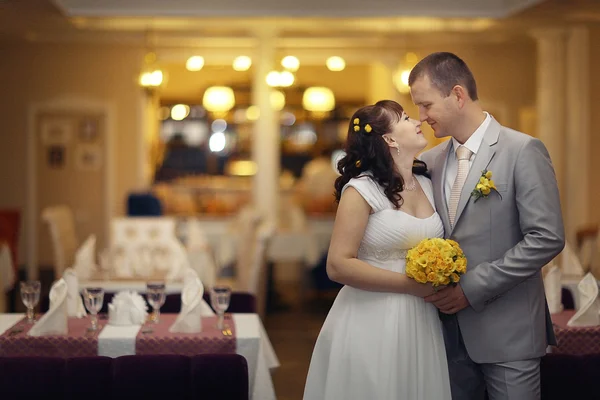 Bride and groom at rhe restaurant — Stock Photo, Image