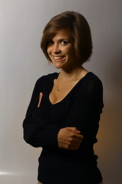 Chica sonriente con el pelo corto — Foto de Stock