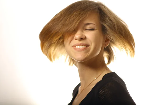 Hermosa chica ondeando pelo — Foto de Stock