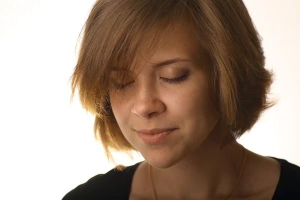 Fille souriante avec les yeux fermés — Photo