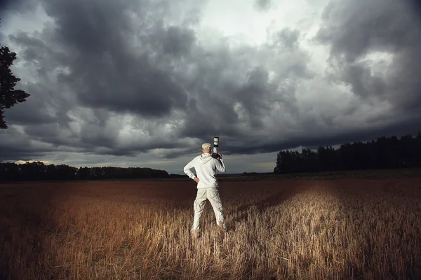 Photographer with camera in the field — Stock Photo, Image