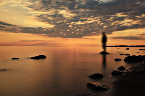 L'uomo sul lago al tramonto — Foto Stock