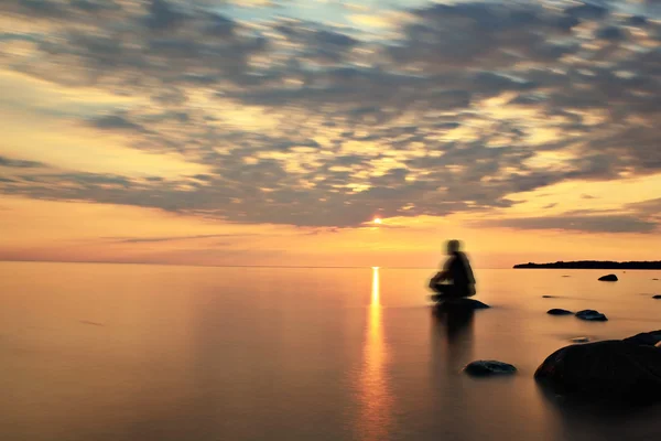 Hombre en el lago al atardecer — Foto de Stock