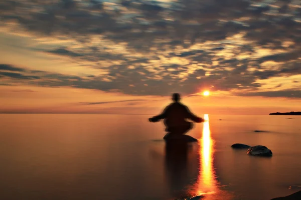 Adam göl günbatımı üzerinde — Stok fotoğraf