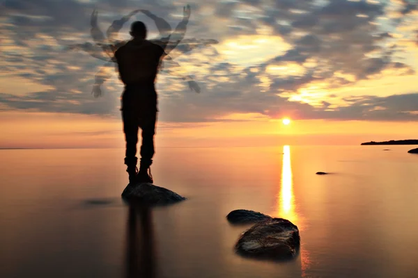 Homem no lago ao pôr-do-sol — Fotografia de Stock