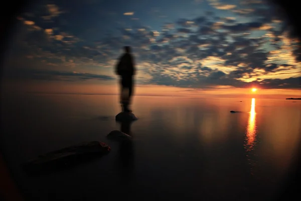 Hombre en el lago al atardecer — Foto de Stock