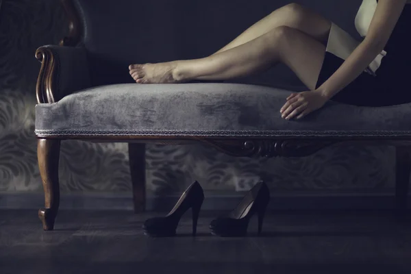 Piękna kobieta nogi na kanapie — Zdjęcie stockowe