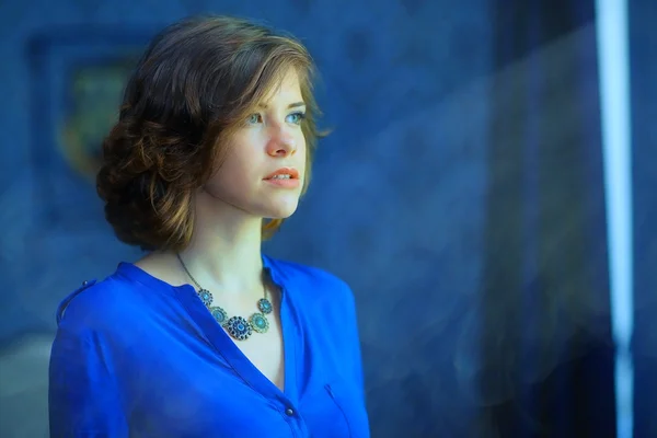 Brunette vrouw in blauw shirt — Stockfoto