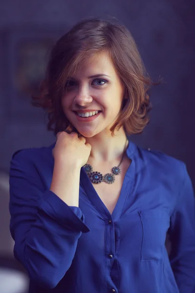 Brunette vrouw in blauw shirt — Stockfoto