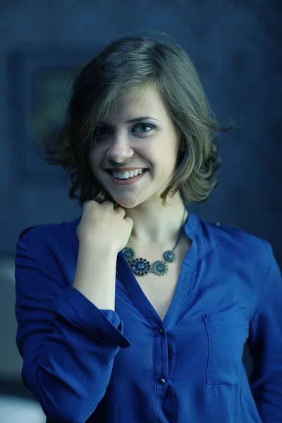 Brunett kvinna i blå skjorta — Stockfoto