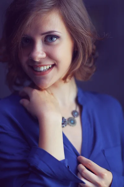 Brunette vrouw in blauw shirt — Stockfoto