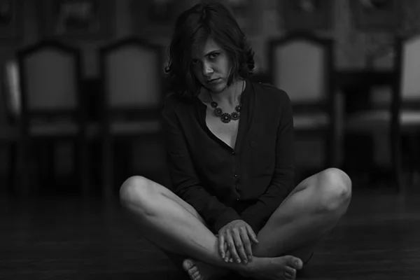 Smutna dziewczyna siedzi na podłodze — Zdjęcie stockowe