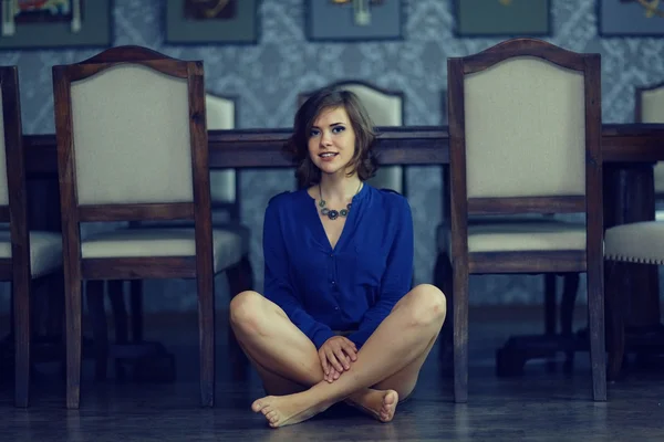 Девушка, сидящая на полу — стоковое фото