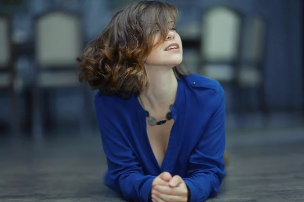 Cheerful girl lying on the floor — Stock Photo, Image