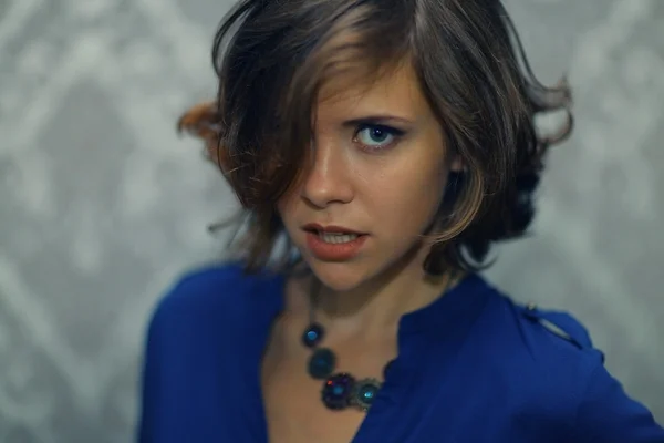Грустная девушка в синем платье — стоковое фото