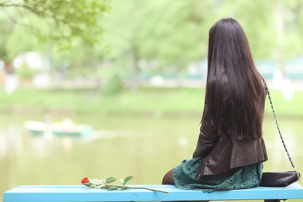 Fille assise sur le banc — Photo