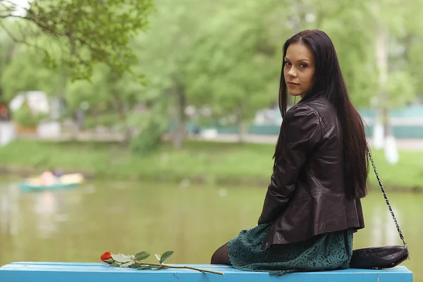 Girl sitting on the bench — Stock Photo, Image