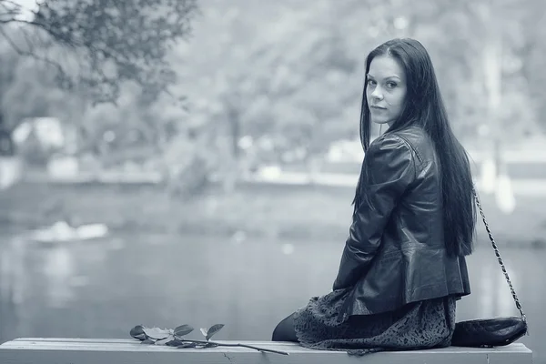 Seule fille assise sur le banc — Photo