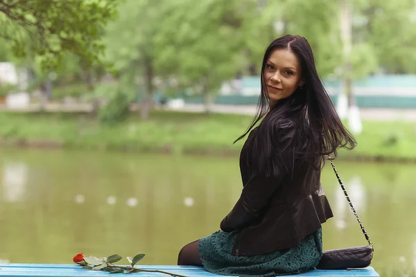 Femme assise sur le banc — Photo