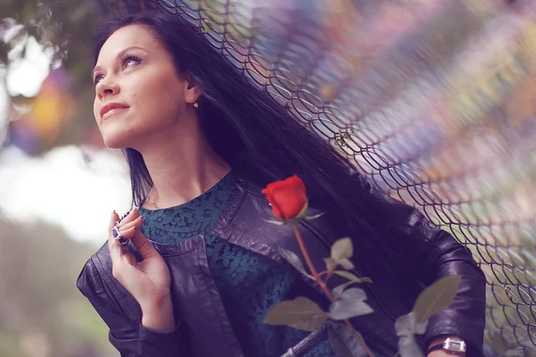 Menina com flor de rosa — Fotografia de Stock